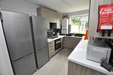 1 bedroom in a house share to rent - Photo 4
