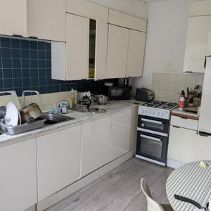 1 bedroom in a house share to rent - Photo 2