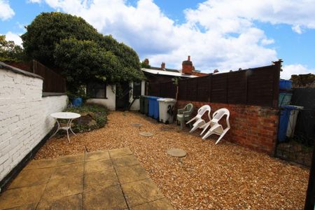 1 bedroom in a house share to rent - Photo 3