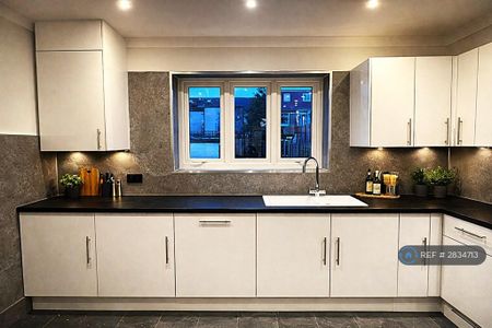 4 bedroom terraced house to rent - Photo 2