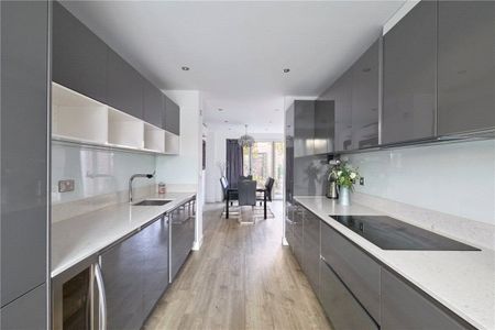 Well presented 4 bedroom link detached house at the prestigious Ninewells development located within a short walk of Addenbrookes campus and with excellent access to the City centre. Garage and driveway parking space. Furnished. - Photo 5