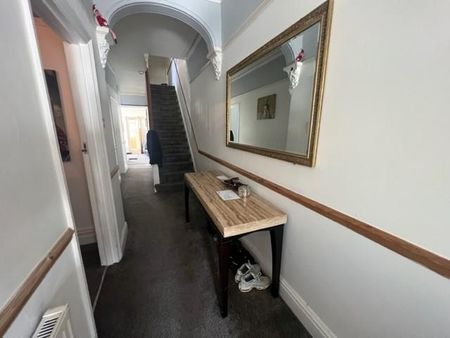 5 bedroom semi-detached house to rent - Photo 4