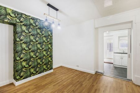 4 Bed Terraced House, Berwick Road, E16 - Photo 2