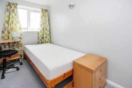 3 bedroom flat to rent - Photo 2