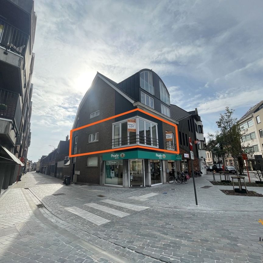 TE HUUR: Gerenoveerd appartement op Markt Zele - Foto 1