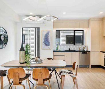 Modern 3 bedroom, 3 bathroom home - Photo 3