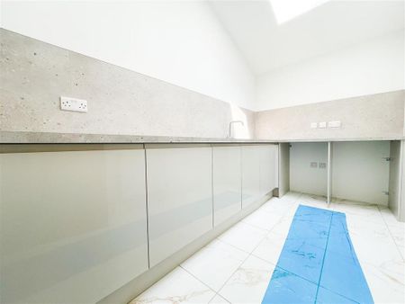 4 bedroom semi-detached house to rent - Photo 3
