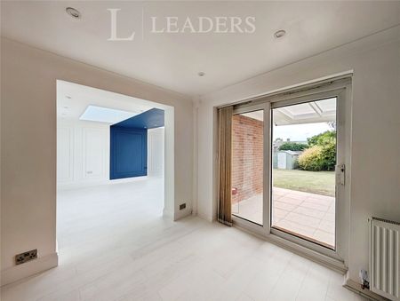 4 bedroom house to rent Ringwood Close, RH10 - Photo 2