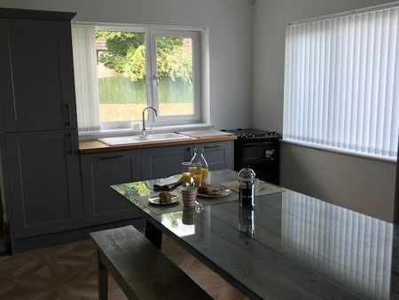 4 bedroom detached house to rent - Photo 2