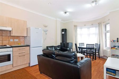 Three bedroom flat with a private garden that is ideal for sharers. - Photo 3