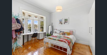 A Spacious and Versatile Family Home in a Prime Newtown Location - Photo 5