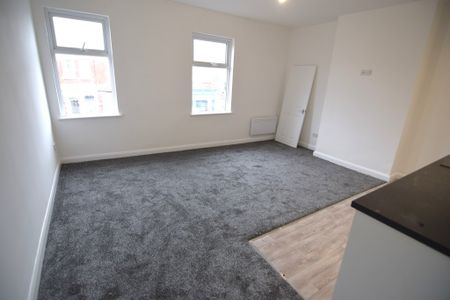 To Let 3 Bed Apartment - Photo 2