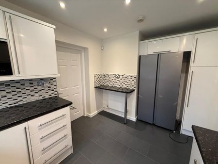 4 bedroom House To Let - Photo 5