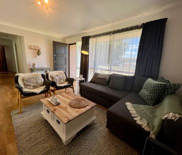 Coastal furnished cottage, minutes from the beach! - Photo 1