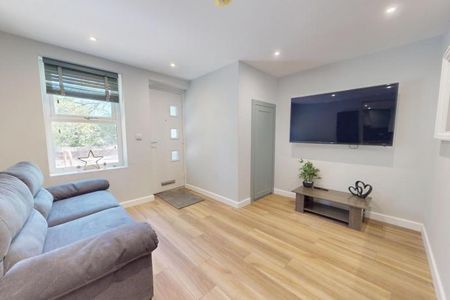 Hartley Avenue, Flat A, - Photo 4