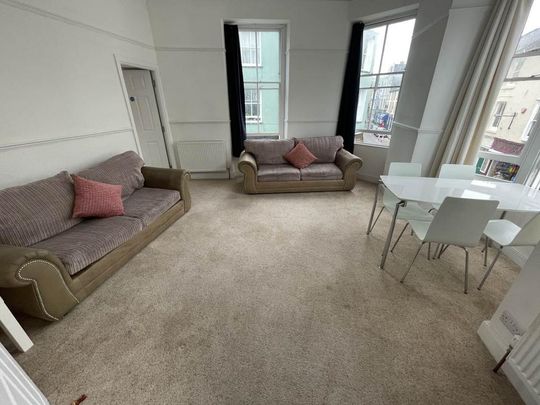 4 bedroom flat to rent - Photo 1