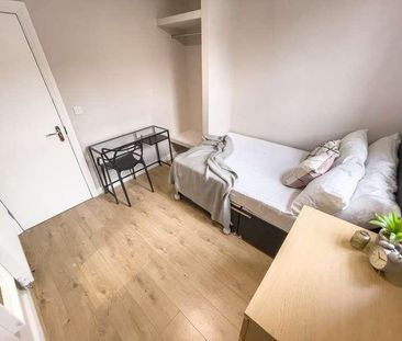 Esher Road, L6 - Photo 1