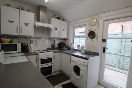 1 bedroom in a house share to rent - Photo 5