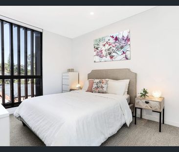 Spacious Family Terrace Moments from Botany Village - Photo 2