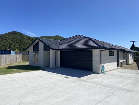 Stunning Townhouse - Waikawa Road - Photo 2