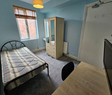 7 Bed Student Accommodation - Photo 2