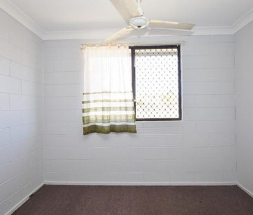 Conveniently located two bedroom brick apartment - Photo 5
