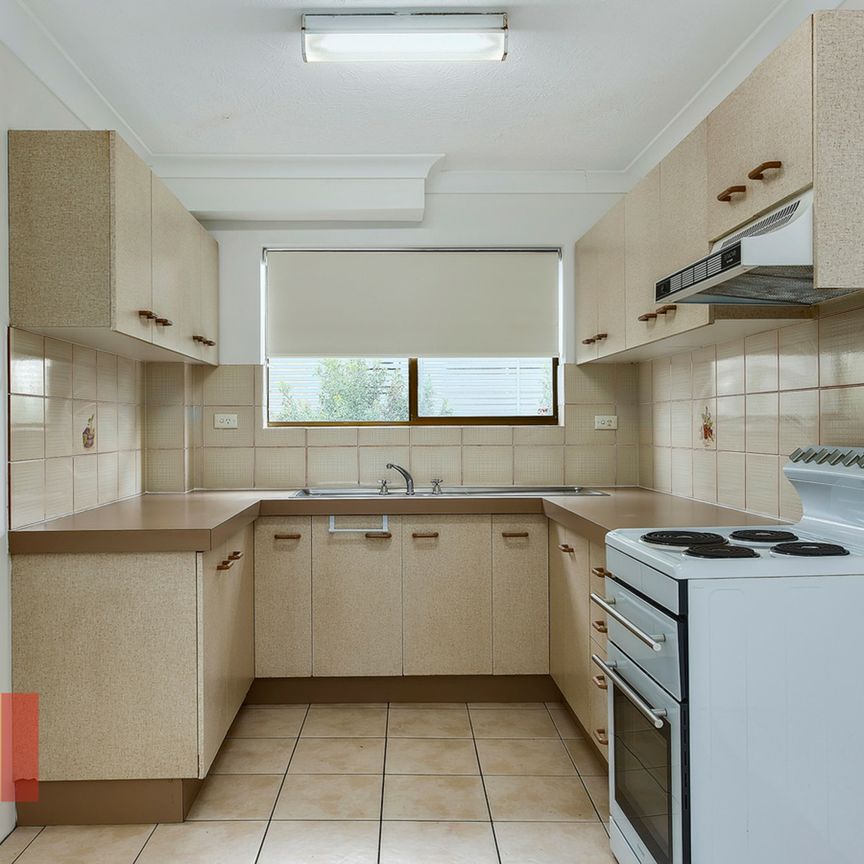 LOVELY ONE BEDROOM UNIT IN EXCELLENT POSITION! - Photo 1