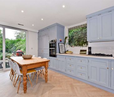 A well presented four double bedroom detached family house situated... - Photo 5