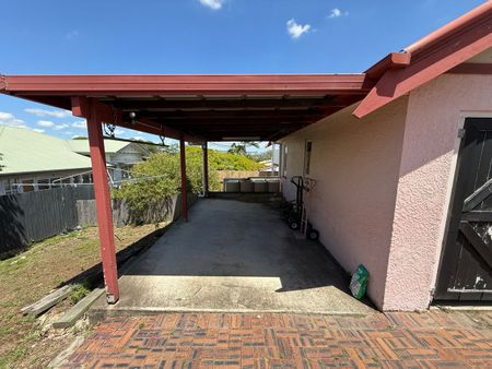 Stunning Character Qlder with City Views + the option of Home Office/Business Suite - Photo 3