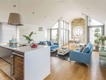 A stunning, three bedroom duplex apartment with outstanding character features. - Photo 2