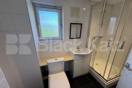 Top Floor double studio with balcony & includes heating & hot water - Photo 4