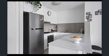 Beautiful 2 bedroom & 2 bathroom apartment, stones throw away from Parramatta CBD - Photo 2