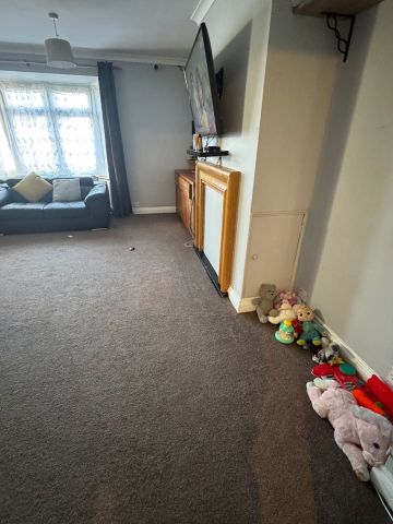 3 Bed Semi-Detached House, Abbey Drive, LU2 - Photo 2