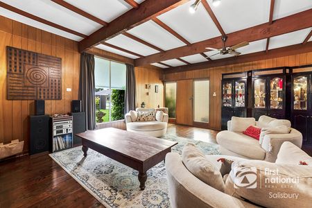 Spacious Family Home in Salisbury Plain - Photo 2