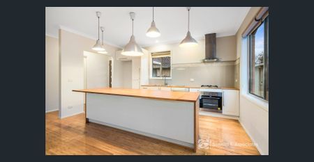 LOW-MAINTENANCE AND CENTRAL CONVENIENCE - Photo 5