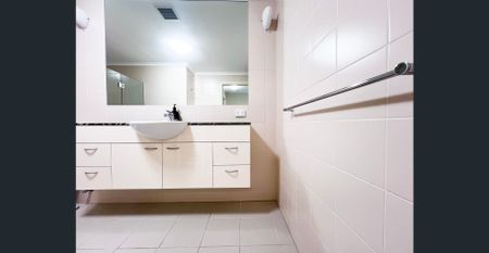 Open Sat Nov 8th, 2025, 11:30 - 12:00pm, World Class Location - Stunning Coastal & Marina Views - Photo 5