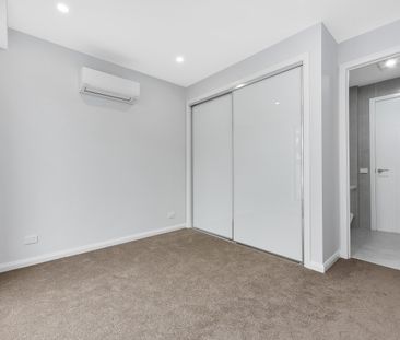 Designer Living in Bayside Locale - Photo 4