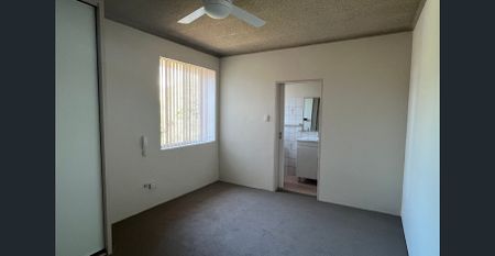 Large Three Bedroom Unit! - Photo 3