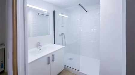 Avenida de Peris y Valero, Valencia, Valencian Community 46006 - Photo 4