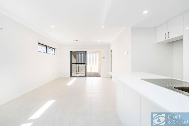 Modern & Bright Villa In Prime Location - Photo 1