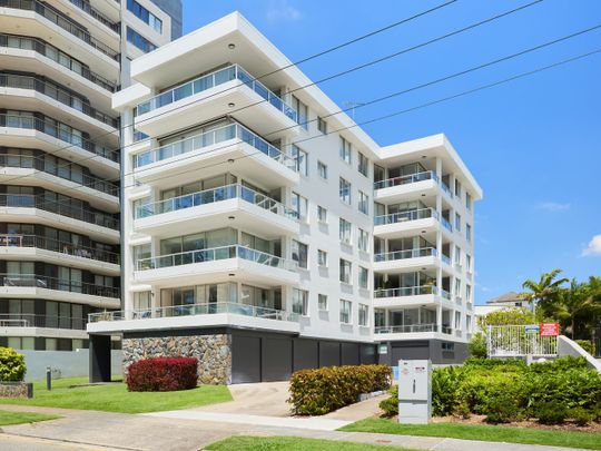 Beachfront 3-Bedroom Rental in Burleigh Heads - Prime Location - Photo 1