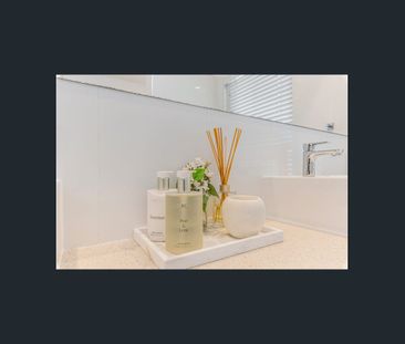 Gorgeous coastal lifestyle fully furnished home on offer. Lease ter... - Photo 3