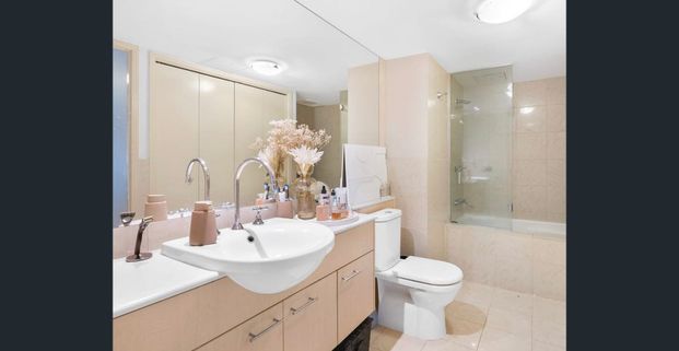 SPACIOUS APARTMENT IN HEART OF BRISBANE CBD with STUDY NOOK - Photo 1