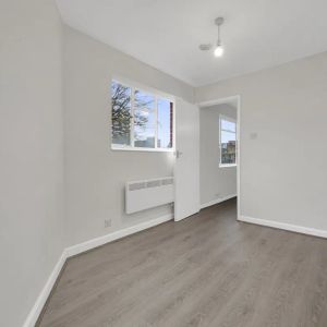 2 bedroom flat in Kentish Town - Photo 2