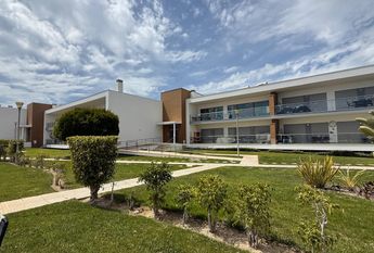 Apartamento T2 bem localizado em condomínio com piscina e garagem privada.