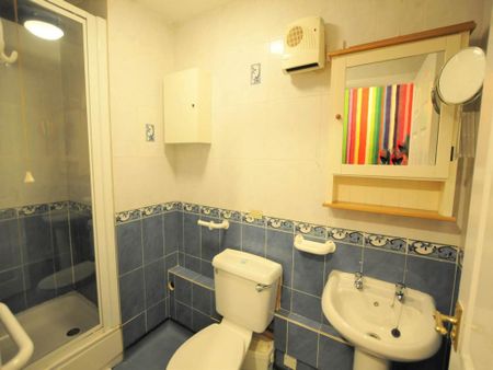 1 bedroom flat to rent - Photo 2
