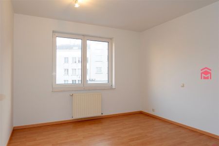 Lichtrijk appartement met 2 slaapkamers te huur in hartje Kortrijk - Photo 4