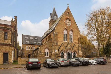 2 bedroom flat in St. Leonards Road - Photo 2