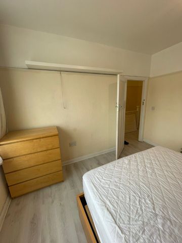 Room in a Shared House, Fieldend Road, SW16 - Photo 3