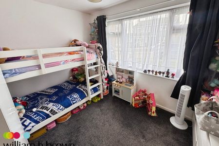 Longfields - Photo 2